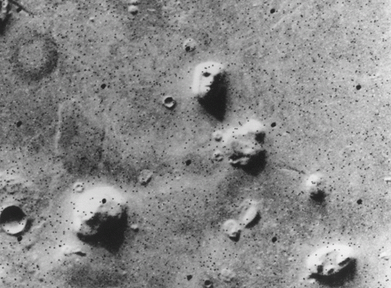 Fotografía de la cara de Marte tomada por la sonda Viking 1 en 1976, mostrando la característica figura (en la parte superior de la fotografía) y que provocó el gran revuelo mediático. (Imagen tomada de https://es.wikipedia.org/)