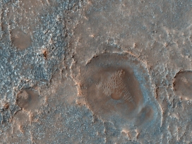 Además de depresiones y canales, Marte muestra cráteres que pudieron actuar de sumideros de agua líquida. Un ejemplo es el cráter Antoniadi, que fue identificado como un probable lago antiguo (ahora seco) que tuvo aportes de agua superficial y subterránea. (Imagen tomada de https://www.nasa.gov/)